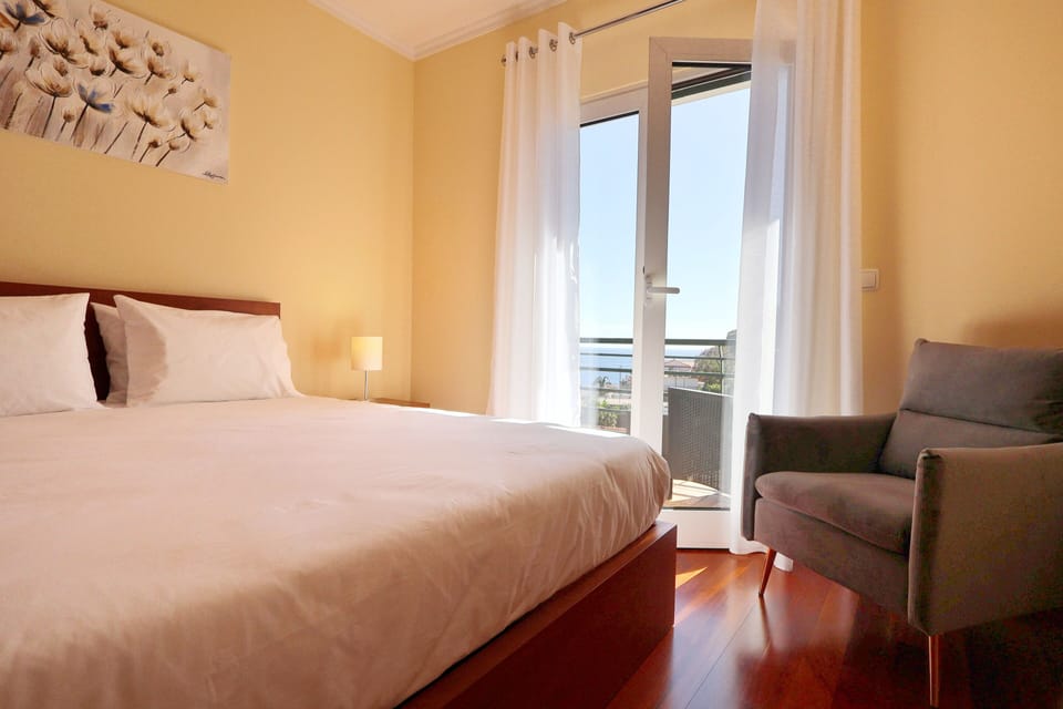 Quarto 1 com cama queen-size (160cm x 200cm) e casa de banho privativa