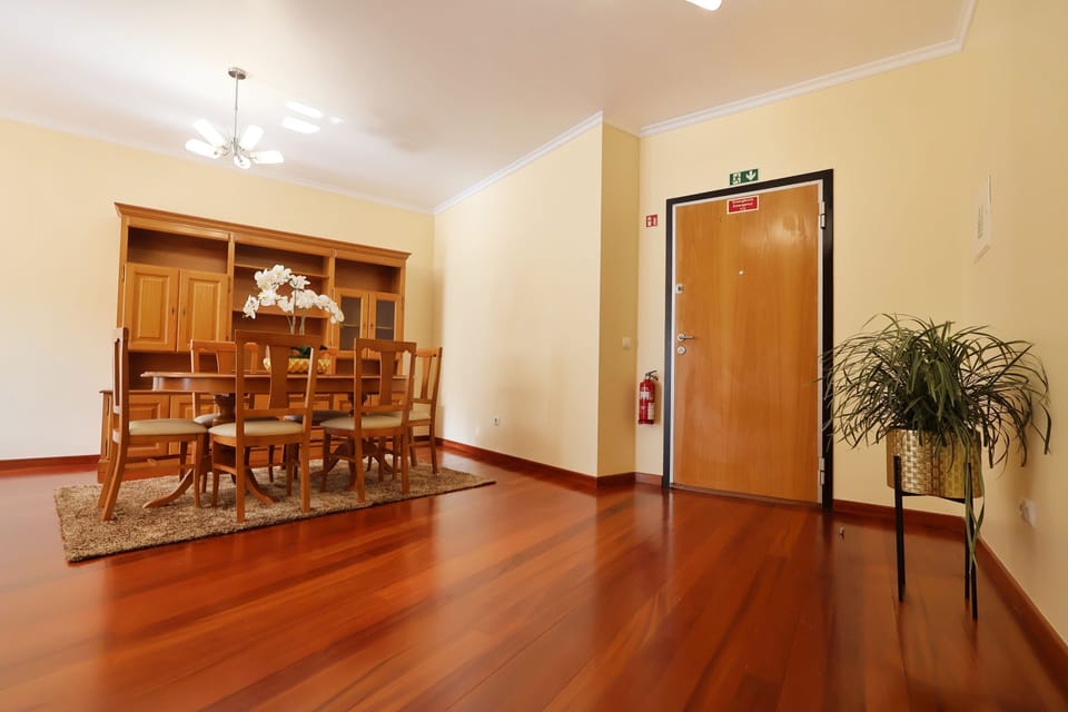 Porta de entrada para o apartamento e área de refeições da sala de estar
