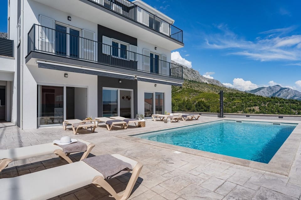 Luxurious 7-Bedroom Villa MI with Private Pool