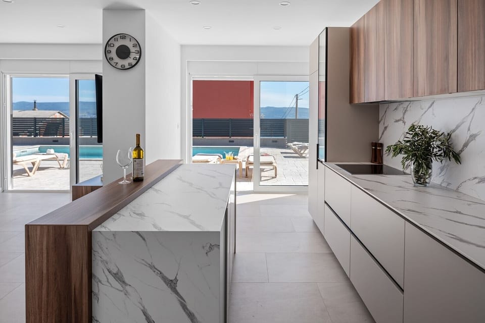 Fully equipped kitchen with kitchen island