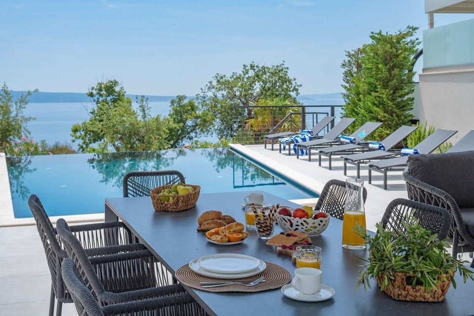 Ideal for accommodating groups of up to eight individuals, making it ideal for families, friends, and couples
