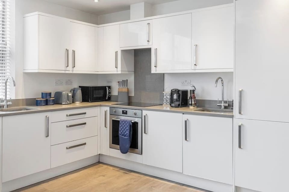 - Modern kitchen with stainless steel oven and smooth countertops  
- Fully stocked with microwave, toaster, kettle and cooking basics  
- Easy space to prepare fresh meals and enjoy at home dining  
