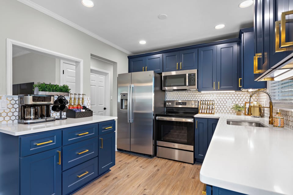 Beautiful kitchen with basic cooking essentials! 