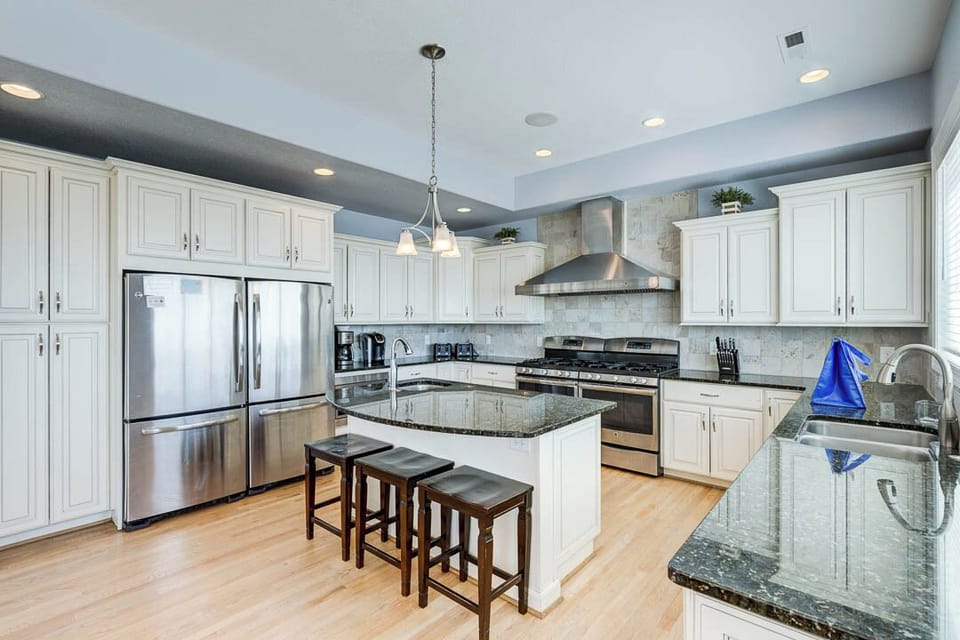 Mid-Level Kitchen with Bar (seats 3)