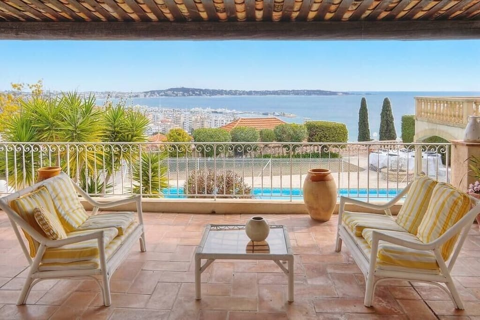 Patio - View of the sea and pool