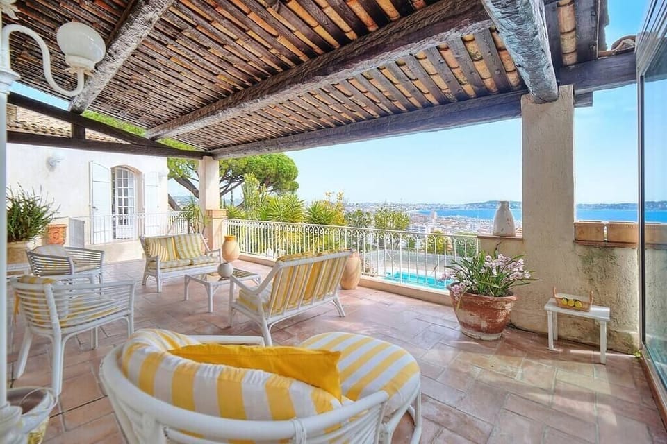 Patio - View of the sea and pool