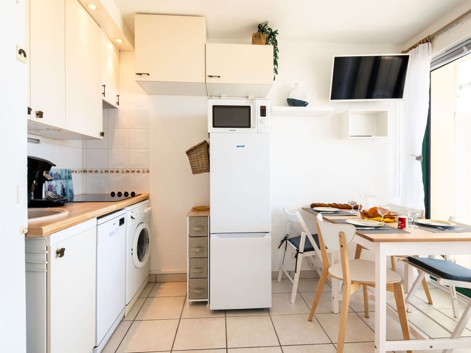 Cabinetry, Property, Furniture, Kitchen Appliance, Kitchen, Table, Window, Kitchen Stove, Building, Wood