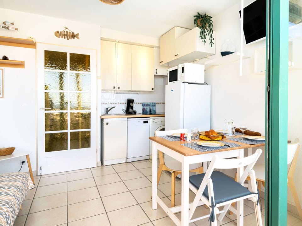 Property, Cabinetry, Kitchen Appliance, Kitchen, Home Appliance, Countertop, Lighting, Wood, Interior Design, Kitchen Stove