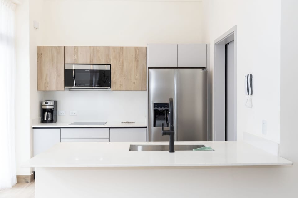 Kitchen with appliances / Cocina con electrodomesticos 