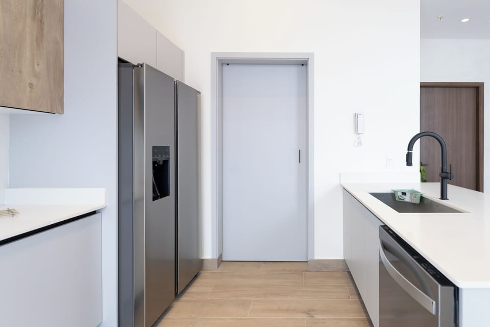 Kitchen with appliances / Cocina con electrodomesticos 