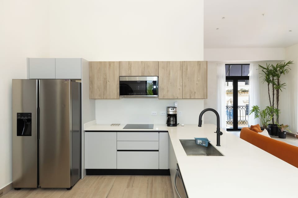 Spacious Kitchen with appliances / Espaciosa cocina con electrodomesticos 