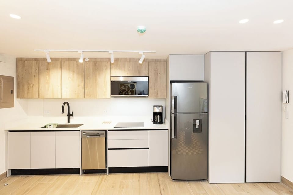 Kitchenette con sus electrodomesticos / Kitchenette with appliances 