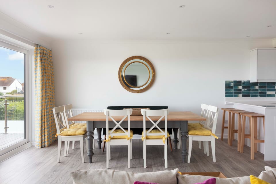 Dining area and breakfast bar 