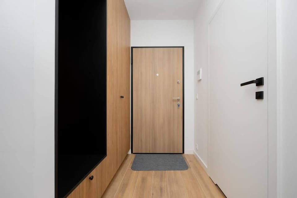 Apartment entry hallway – Neat, well-lit space leading into the home.

