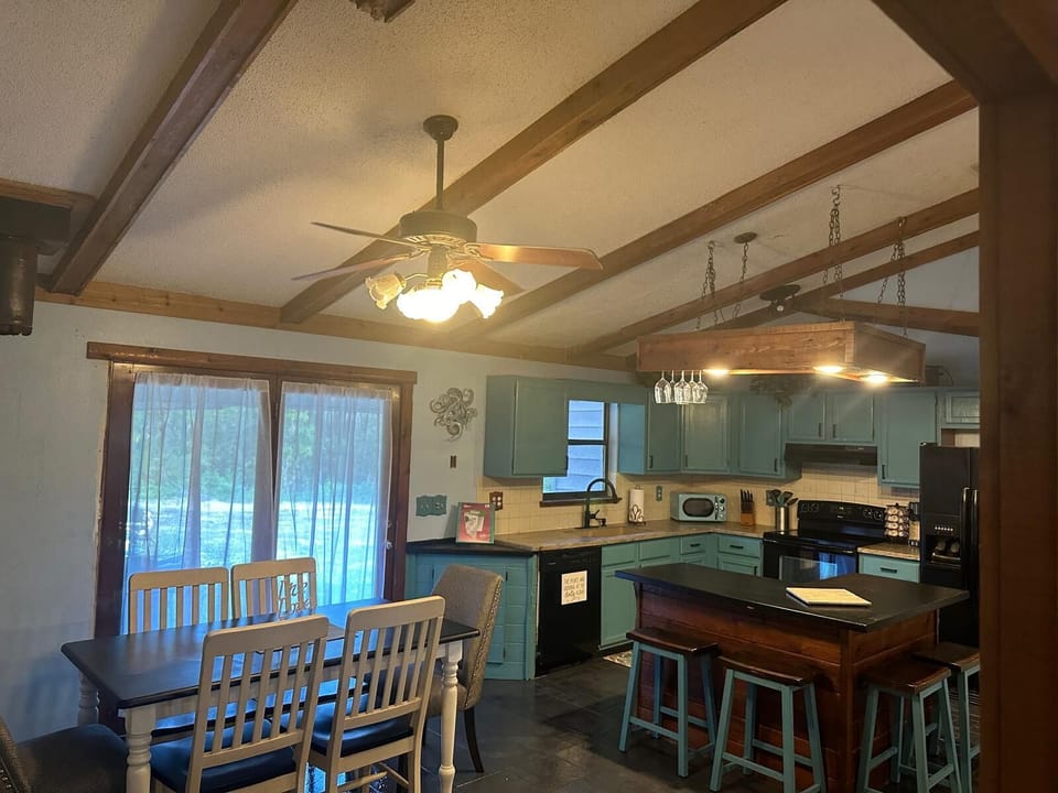 Fully stocked kitchen with dinning table and snack bar seats 8