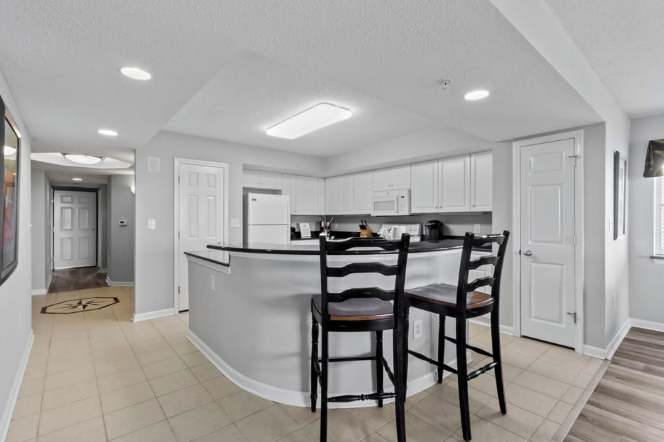 Breakfast Bar and Kitchen Area