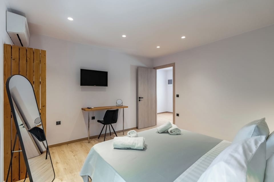 First floor bedroom with air condition and 32' smart tv.