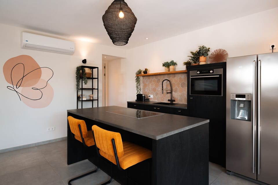Available equipment: American refrigerator, dishwasser, combi microwave and an induction cooker