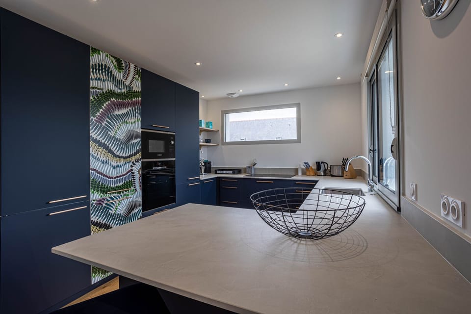 Charming house in Ploumanach with 3 bedrooms, close to the sea and hiking trails. Private garden, terrace, and parking. Ideal for family or friend getaways.