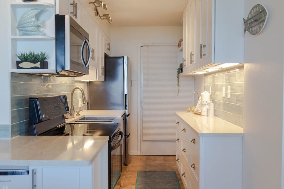 Updated Kitchenette with Full-Size Appliances