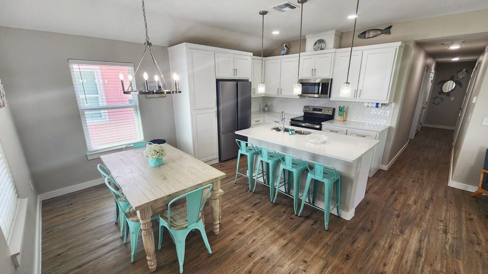 Dining Area - Seating for 6 + Countertop Seating for 4