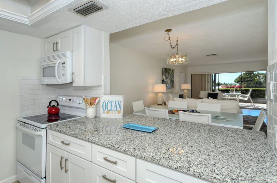 Kitchen - Granite countertops