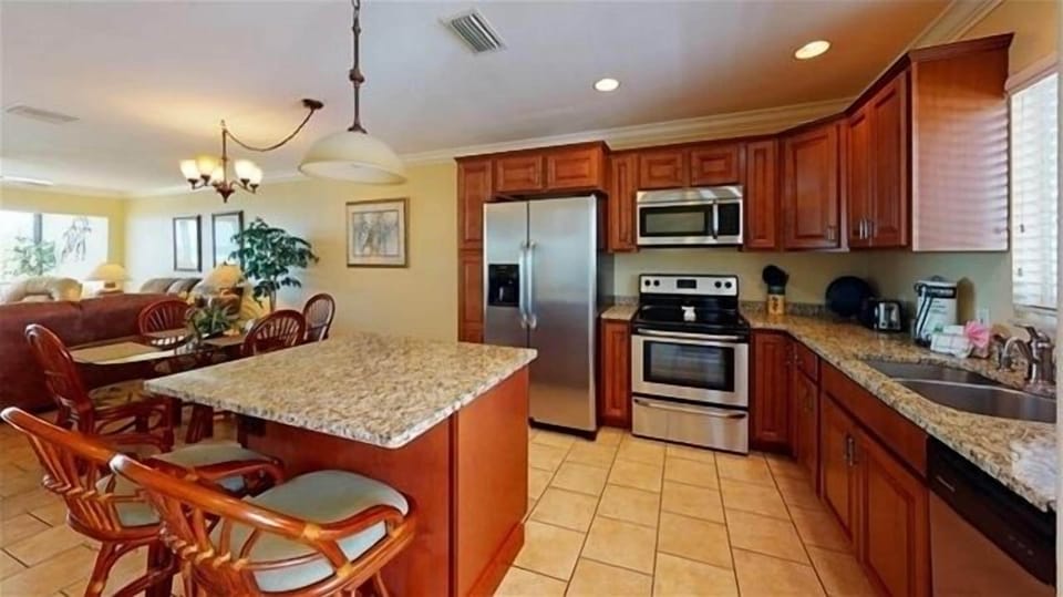 Kitchen - Island with additional seating