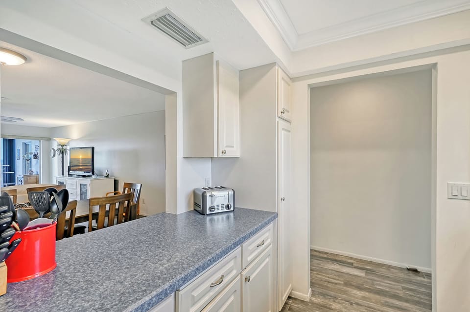 Pass Through - Large pass through to dining area.