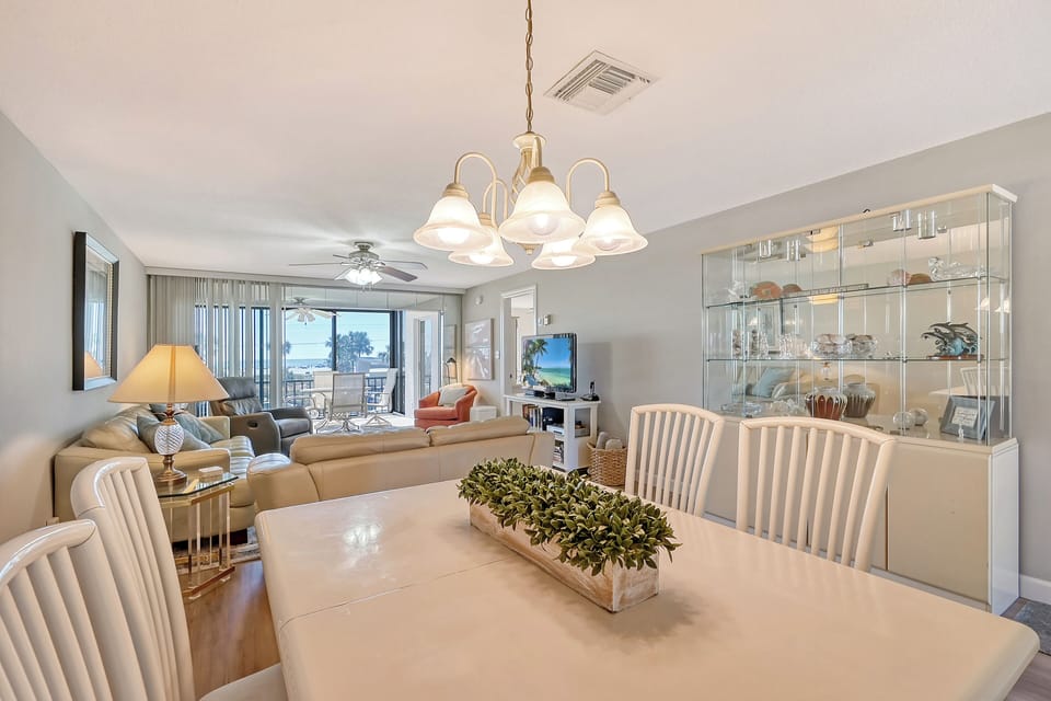 Look Through - Enjoy views of the Gulf of Mexico throughout the condominium.