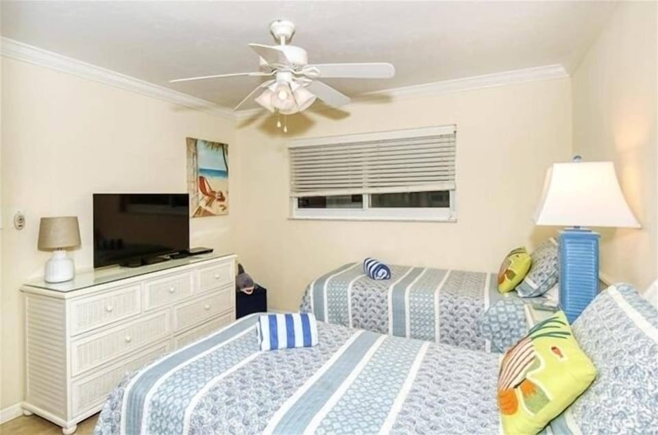 Guest Bedroom - Tasteful, coastal themed décor