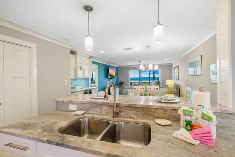 Look Through - Kitchen - Lanai