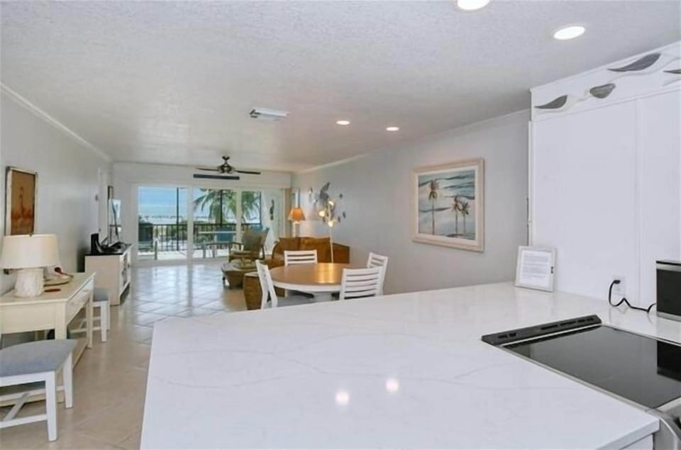 Look Through - Kitchen - Lanai