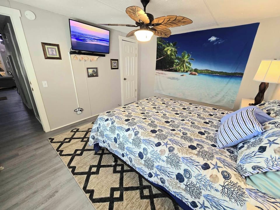2nd Bedroom (Queen Bed)