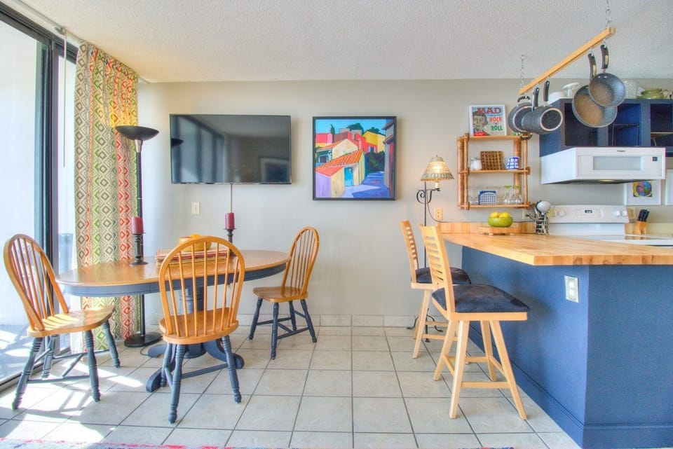Atlantic Towers 602-print-006-004-Dining RoomKitchen-4200x2805-300dpi