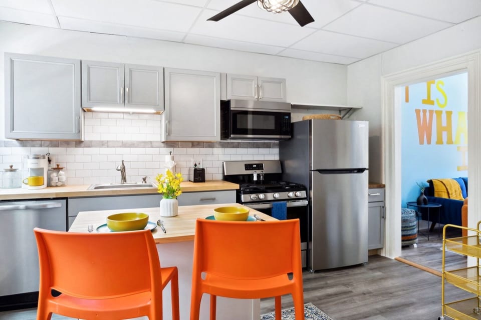 Fully equipped kitchen with parquet floors and ceiling fan