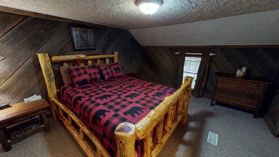 Upstairs bedroom / Queen bed