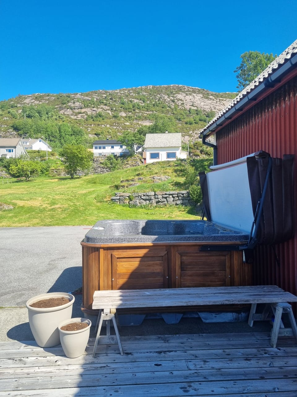 Outdoor spa tub
