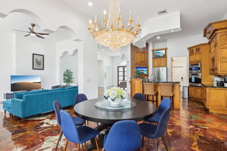 Dinig space with seating for 8 connected seemlessly to the kitchen.