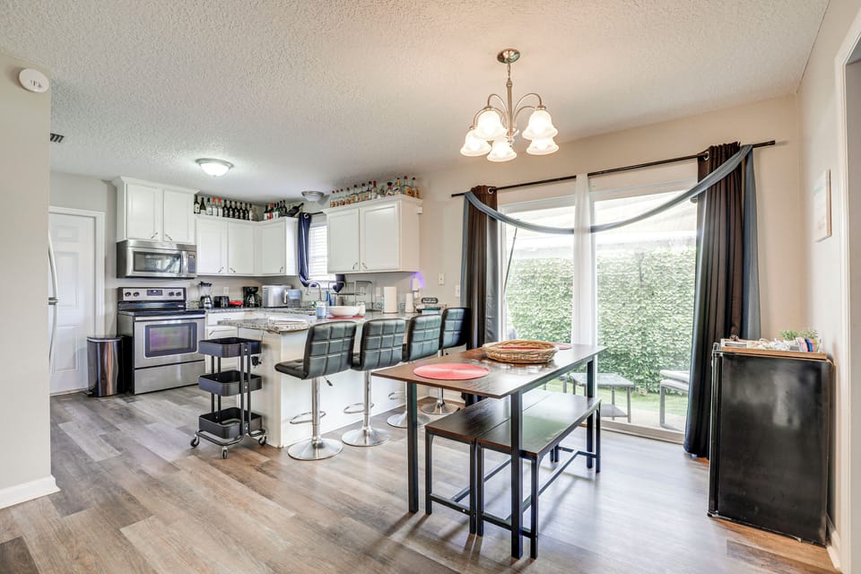 Dining Area | Dishware/Flatware Provided