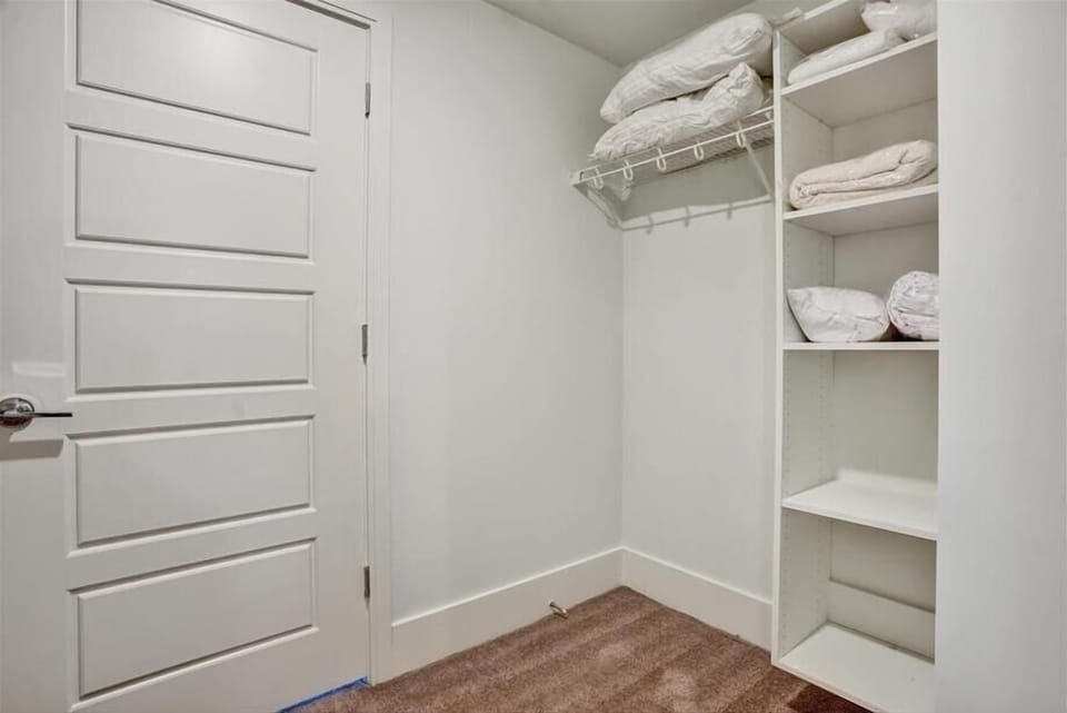 Buckhead Atlanta 1 Bedroom Bedroom 1 Closet