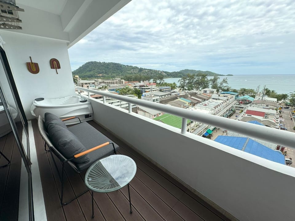 Sea view apartment with jacuzzi at Patong Tower (12425)