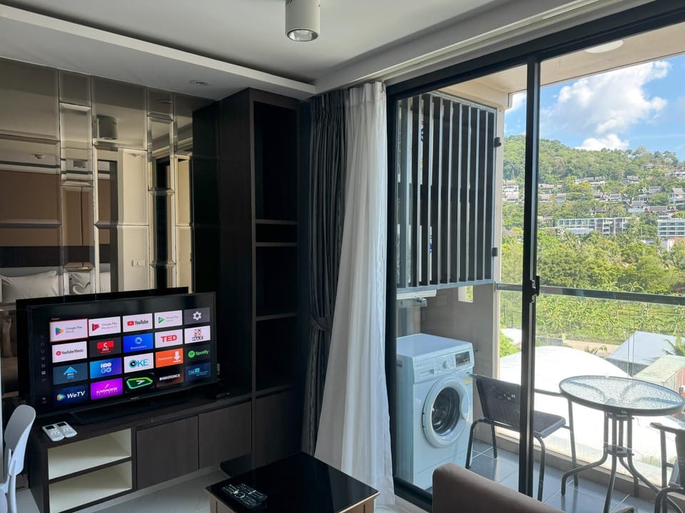 Cozy top floor apartment with washer & Wi-Fi (12258)