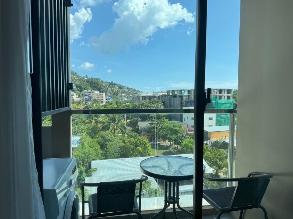 Cozy top floor apartment with washer & Wi-Fi (12264)