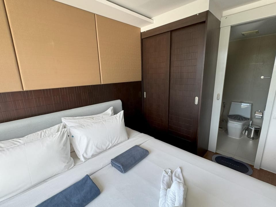 Cozy top floor apartment with washer & Wi-Fi (12261)