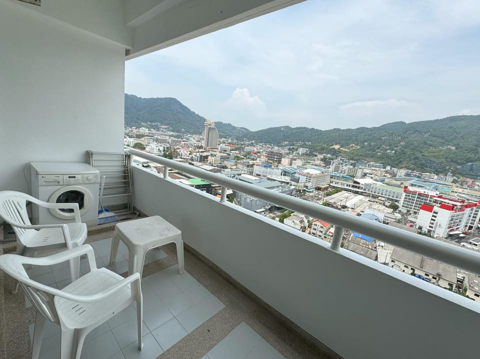 Prime location near the beach, market & nightlife (12282)