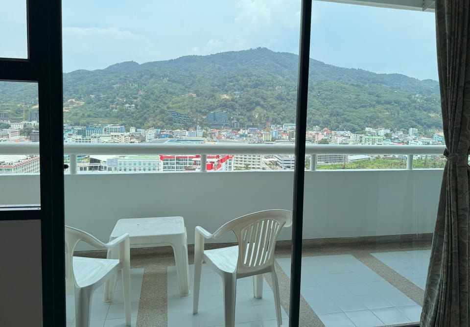 Prime location near the beach, market & nightlife (12285)