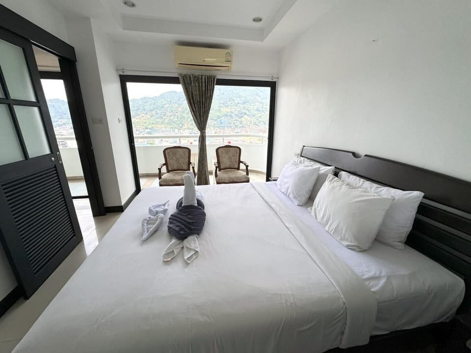 Prime location near the beach, market & nightlife (12281)
