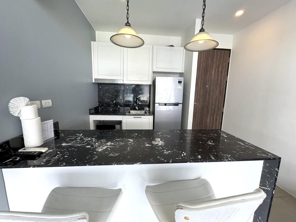 Modern Palmyrah Condo -pool, gym & parking A502 (12297)