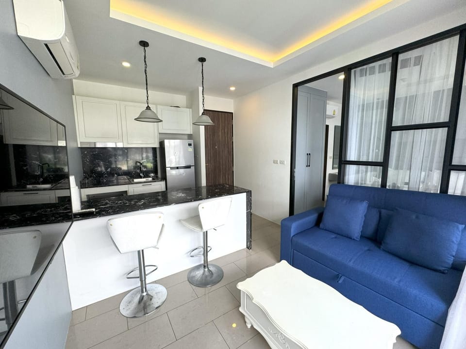 Modern Palmyrah Condo -pool, gym & parking A502 (12296)