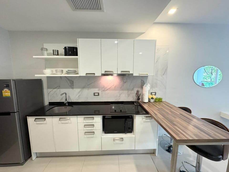 ET612 Convenient studio - quiet spot, pool (12487)